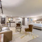 Retreat For 4 Near Dt Walk To Broadway