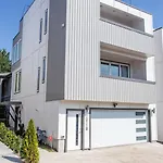 Nashville Rooftop Vibes Close To Broadway