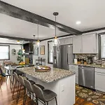 Cozy Close To Opry & Downtown Large Deck Holiday home