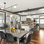 Cozy Close To Opry & Downtown Large Deck Holiday home