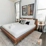 Modern Loft Near West End Holiday home