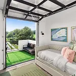 Comedy Coffee & Hot Chicken Mins To Broadway