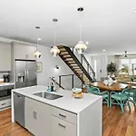 Comedy Coffee & Hot Chicken Mins To Broadway