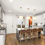 Charm Near Broadway In Walkable 8th Ave S Holiday home *