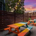 Dolly\'S Nashville Oasis On Music Row