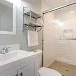 2 Units, Sleeps 16, Mins To Downtown - Airport Apartment Nashville