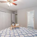 Apartment 2 Units, Sleeps 16, Mins To Downtown - Airport *