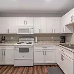 2 Units, Sleeps 16, Mins To Downtown - Airport