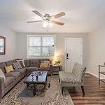 2 Units, Sleeps 16, Mins To Downtown - Airport Apartment *
