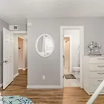 Apartment 2 Units, Sleeps 16, Mins To Downtown - Airport *