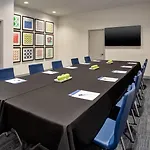 Express Airport By Ihg Hotel 3*