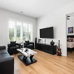 East Nash Condo For 4 With Public Rooftop Near Dt