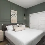 Sleeps 32 Only 10 Minutes To Broadway 4 Side By Side *