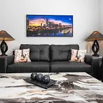 East Nash Condo For 4 With Public Rooftop Near Dt