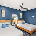 Holiday home 2 Adjacent Gem Great For Big Groups 8th Ave S