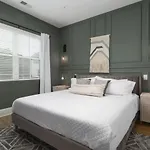 Sleeps 32 Only 10 Minutes To Broadway 4 Side By Side Holiday home *