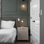 Sleeps 32 Only 10 Minutes To Broadway 4 Side By Side Holiday home *
