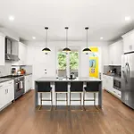 Holiday home 2 Adjacent Gem Great For Big Groups 8th Ave S