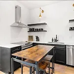 Sleeps 32 Only 10 Minutes To Broadway 4 Side By Side Holiday home *