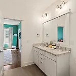 Holiday home Walk To Vanderbilt And Belmont With Garage And Rooftop Deck Nashville