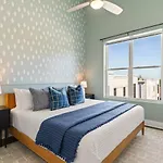 Walk To Vanderbilt And Belmont With Garage And Rooftop Deck Holiday home *