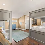 Walk To Vanderbilt And Belmont With Garage And Rooftop Deck Holiday home *