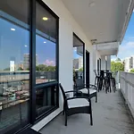 Apartment Retreat Stylish Near Broadway