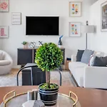 Apartment Retreat Stylish Near Broadway