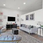 Apartment Retreat Stylish Near Broadway