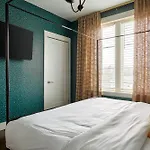 Upscale 12 South Penthouse With 2 Kings, Balcony 1 Of 7 Themed Lofts At Cowrite, Find Coffee And Tacos Downstairs, Complimentary Spin Class, Walk To Shopping In 12 South, 10 Minutes To Broadway, Parking, 24 Hr Hospitality