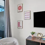 Apartment Retreat Stylish Near Broadway