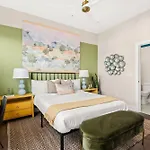 Holiday home Modern 2-bedroom In Nashville