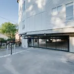 Holiday home Modern 2-bedroom In Nashville