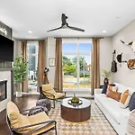 Holiday home 2 Adjacent Luxury Homes Rooftop Decks & Game