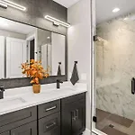 2 Adjacent Luxury Homes Rooftop Decks & Game Holiday home Nashville