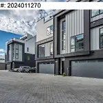 New How We Roll Rooftop - Hot Tub With Views - 13 Beds