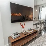 Modern Loft Near West End Holiday home *