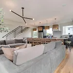 The Elmwood - Brand New Rooftop Lounge W Firepit Holiday home