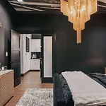 Starr Piano - Highball And Bellamy Suites - 8 Bedroom