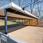 Cozy Ranch Retreat-Large Deck & Yard-10 Mins To Downtown