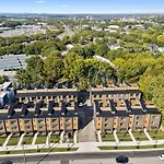 New Stylish Nash Townhouse W Hot Tub & Rooftop