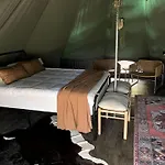 Spacious Equipped Bell Tent With Deck, Fire Pit And Picnic Space In Tennessee