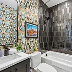 Showboat Vibes Murals Karaoke Stage Free Parking Holiday home *