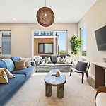 Lux Retreat Xl Group Skyline Game 3 Mi Dt Apartment