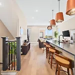 Lux Retreat Xl Group Skyline Game 3 Mi Dt Apartment