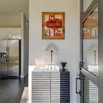 Sleeps 16 2 Modern Townhomes Minutes To Broadway Lischey 98 Degrees By Avantstay Holiday home *