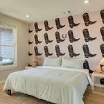 Sleeps 16 2 Modern Townhomes Minutes To Broadway Lischey 98 Degrees By Avantstay Holiday home