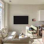 Holiday home Sleeps 16 2 Modern Townhomes Minutes To Broadway Lischey 98 Degrees By Avantstay *