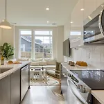 Sleeps 16 2 Modern Townhomes Minutes To Broadway Lischey 98 Degrees By Avantstay