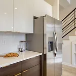 Sleeps 16 2 Modern Townhomes Minutes To Broadway Lischey 98 Degrees By Avantstay Holiday home *
